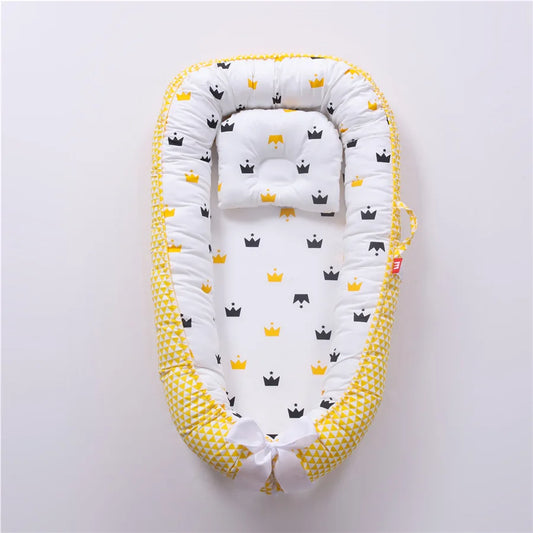 Yellow crown-themed baby nest with cozy and breathable cotton fabric.Yellow crown-themed baby nest with cozy and breathable cotton fabric.