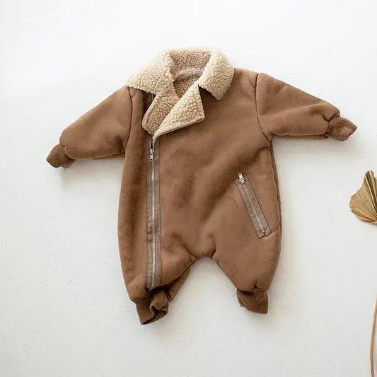 Brun baby jumpsuit i cashmere med dragkedja och lapel-krage – perfekt för vinter.