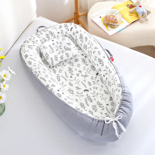 Babynest med grått blommönster