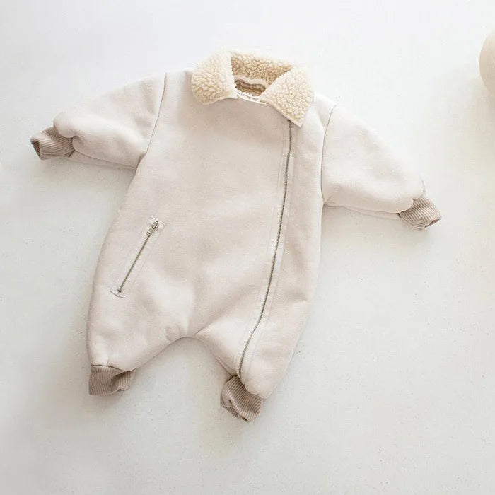 Beige baby jumpsuit i cashmere med dragkedja och lapel-krage – perfekt för vinter.